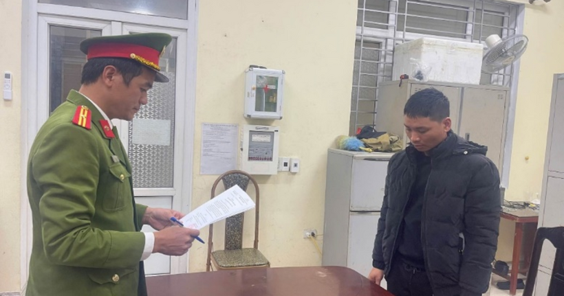 Công an xã Phụ Dực đọc quyết định khởi tố và lệnh bắt tạm giam đối tượng Nguyễn Văn Sơn.