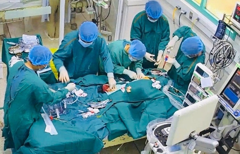 Các bác sĩ Bệnh viện Nhi đồng 2 can thiệp ECMO cho bệnh nhi 5 tuổi. Ảnh: Vnexpress.