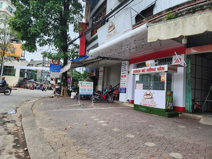 Cơ quan chức năng đồng loạt kiểm tra bánh mì H.V nghi gây ngộ độc cho nhiều người. Ảnh: Tuổi Trẻ.