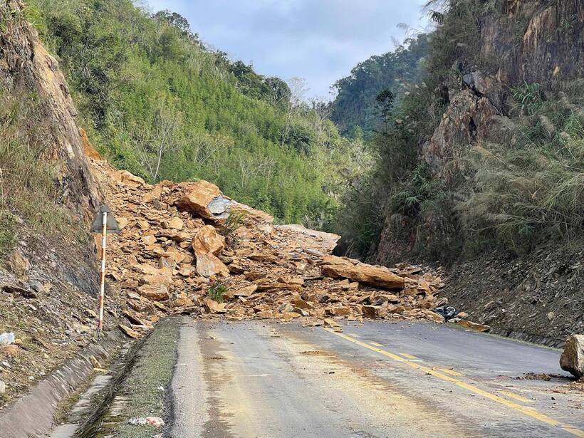 Khối lượng đất đá sạt xuống đường khá lớn