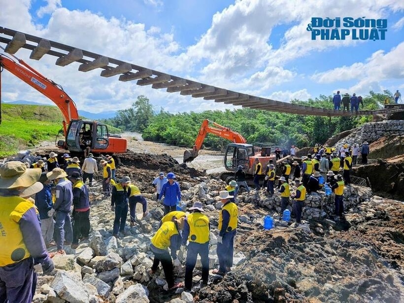 Nước lũ gây xói lở mạnh đã làm bay cả nền đường, treo đường ray trên không