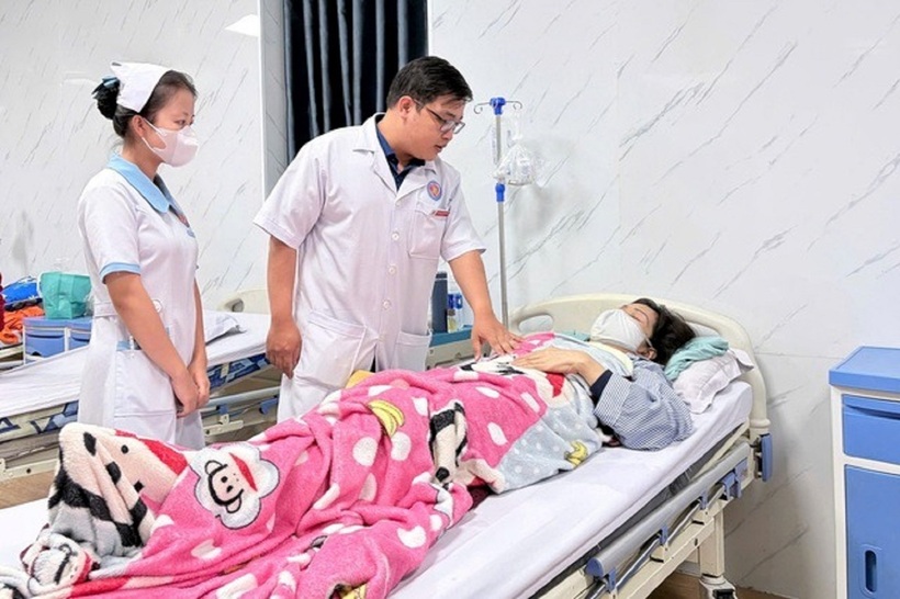 Bác sĩ khám bệnh nhân nghi bị ngộ độc sau ăn bánh mì ở Quảng Ngãi. Ảnh: Thanh Niên