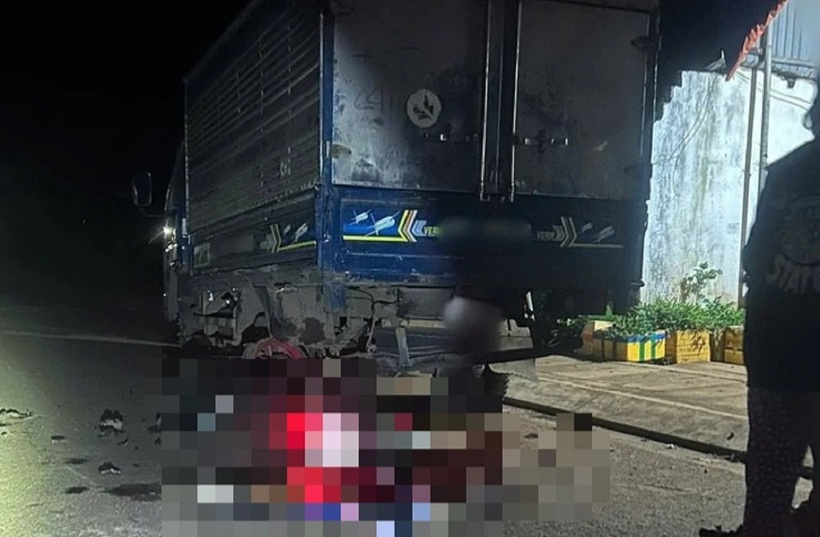 Hiện trường vụ xe máy tông vào xe tải đỗ bên đường, 3 người tử vong. Ảnh: Người lao động