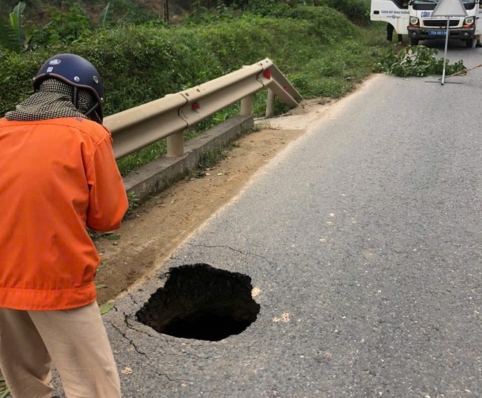 Hố sụt xuất hiện ở sát lề đường. (Ảnh: Người lao động)