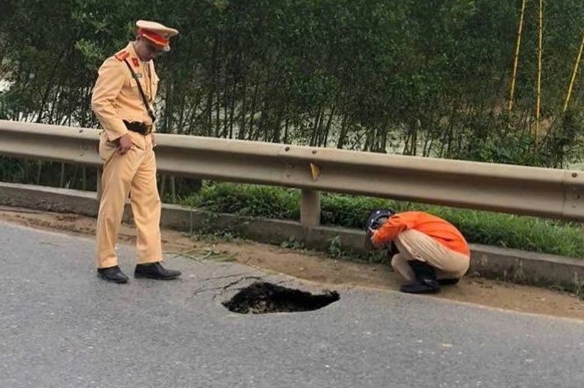 Lực lượng chức năng kiểm tra vị trí hố sụt lún trên Quốc lộ 49. (Nguồn: UBND xã Bình Điền)