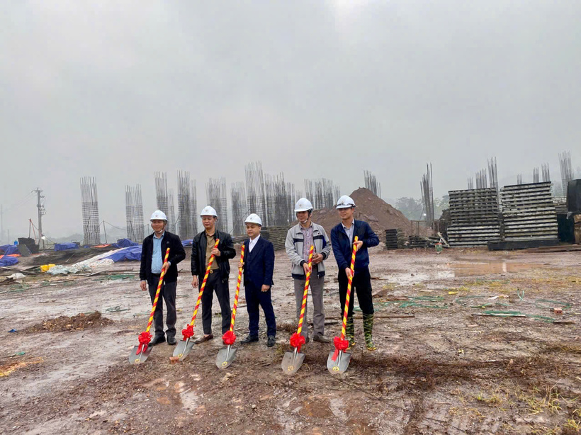 Các vị đại biểu trong Lễ khởi công dự án