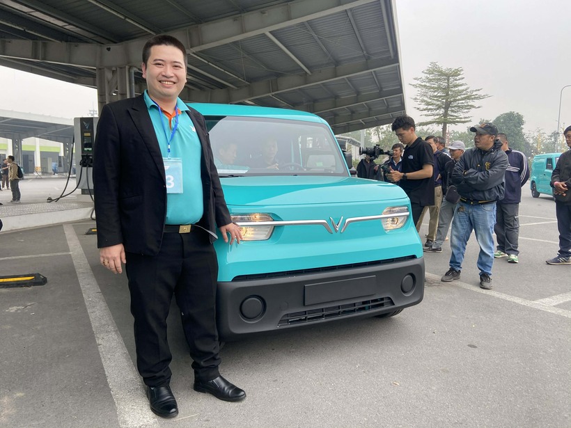 Anh Kiều Tử Bách là người đầu tiên lái trải nghiệm VinFast EC Van tại sự kiện và ngay lập tức bị ấn tượng bởi khả năng vận hành của xe