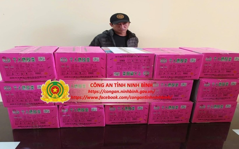 Đối tượng Đặng Đình Tuấn và tang vật. Ảnh: Công an Nam Định