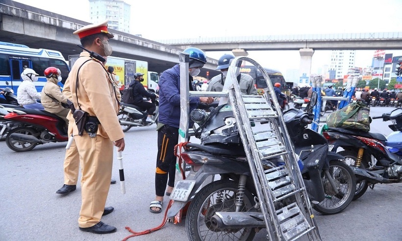 Chiếc thang cọ xát làm xước và che một phần biển số.