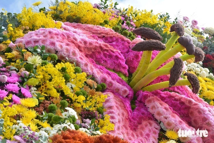 Bó hoa khổng lồ được trưng bày đến hết ngày 16/12, tạo điều kiện để người dân và du khách chiêm ngưỡng. (Ảnh: Tuổi trẻ)