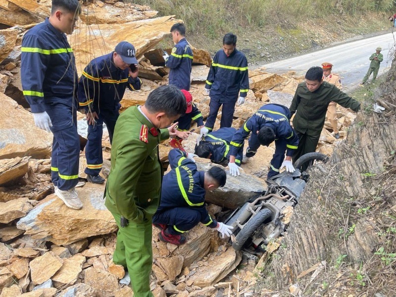 Lực lượng chức năng đang khẩn trương tổ chức cứu nạn. Ảnh: Báo Công an Nhân dân.
