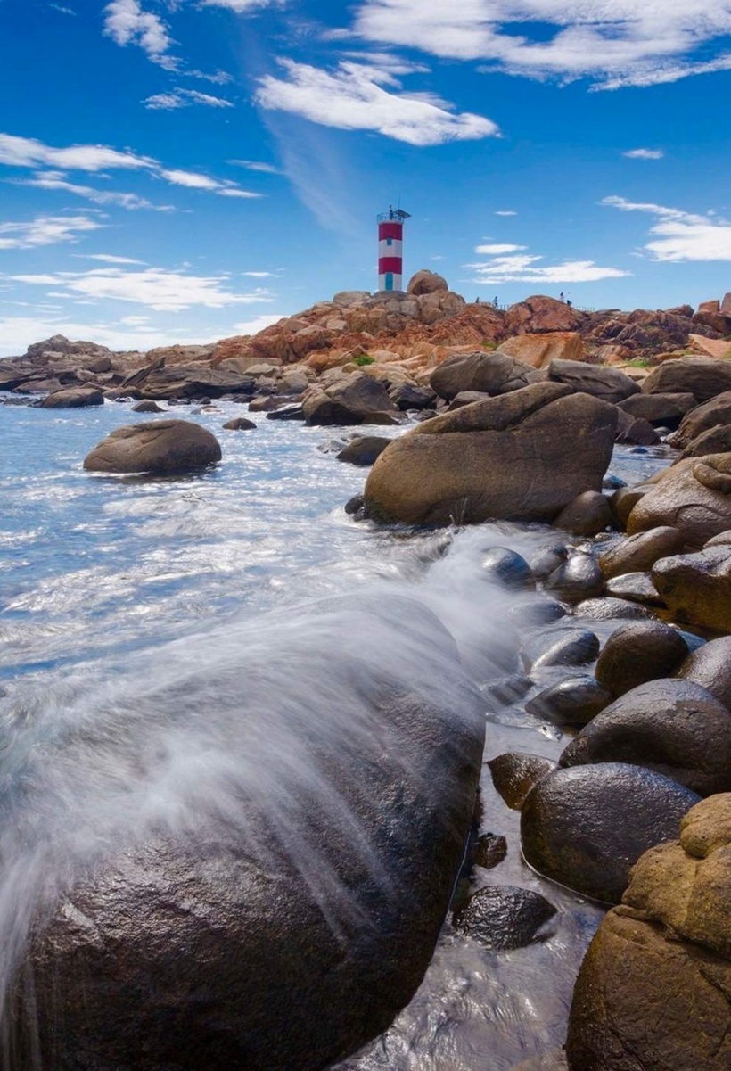 Nằm trải dọc theo đường bờ biển khoảng chừng 1km, gành Đèn được tạo nên bởi những tảng đá có màu hồng nhạt nằm san sát, xếp chồng lên nhau một cách ngẫu nhiên. Ảnh minh họa.