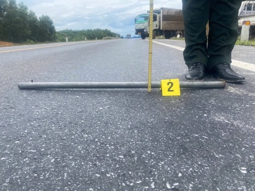 Một số vị trí trên cao tốc Cam Lộ - La Sơn đã xuất hiện vệt hằn, vệt lõm kéo dài gây tình trạng mất lái khi bánh xe chạy vào vị trí hằn, lõm có nguy cơ mất lái gây tai nạn giao thông