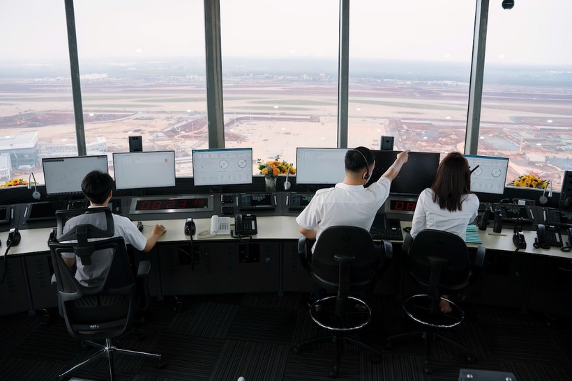 Lực lượng Kiểm soát viên không lưu tham gia điều hành là các nhân sự có kinh nghiệm, được lựa chọn từ những đơn vị có mật độ bay cao. Các kíp trực duy trì khả năng nhận thức tình huống ở mức cao, bảo đảm việc cấp phát huấn lệnh chính xác, kịp thời và tuân thủ các chuẩn mực an toàn