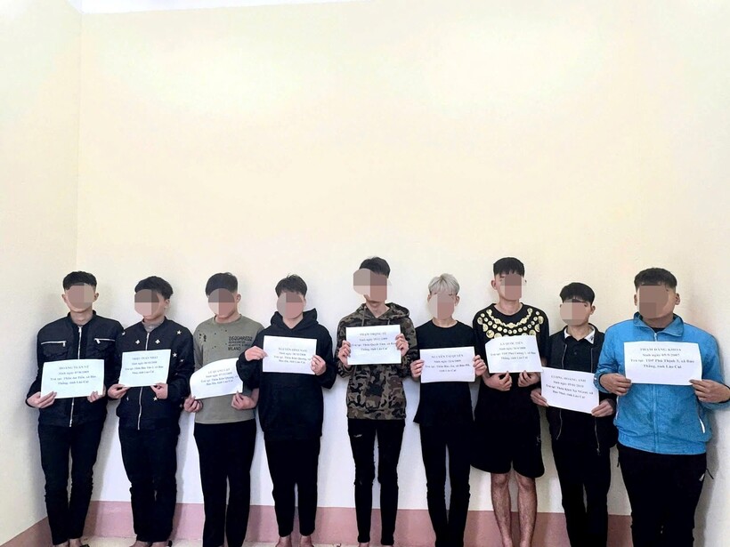 Các đối tượng tại cơ quan công an. Ảnh: Công an tỉnh Lào Cai.