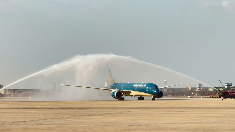 Vào lúc 16h05 ngày 15/12, máy bay Boeing 787 mang số hiệu VN 5001, cất cánh từ Cảng hàng không quốc tế Tân Sơn Nhất đã đáp xuống Cảng HKQT Long Thành