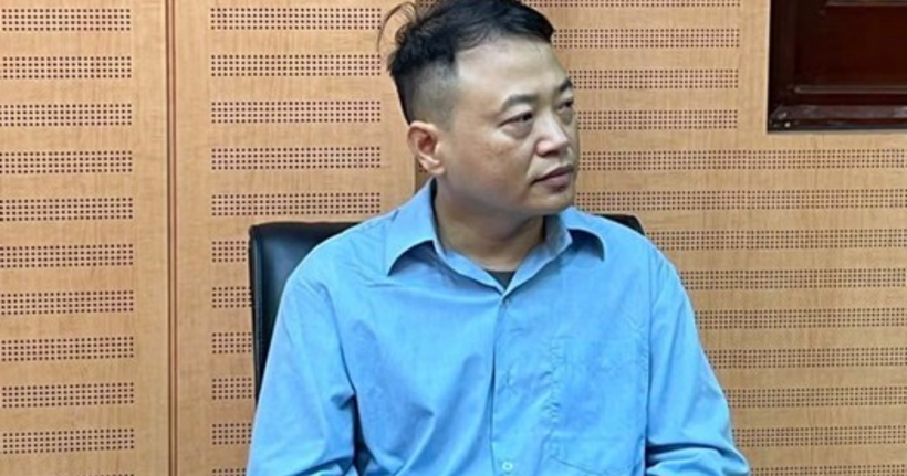 Nguyễn Hòa Bình (tức Shark Bình) tại cơ quan công an.