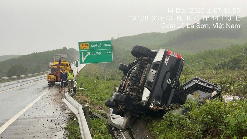 Hiện trường vụ xe ô tô tự gây tai nạn nghiêm trọng hôm 14/12