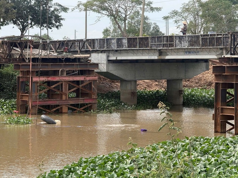 Nhịp giữa cầu sắt tạm trên đường tỉnh 831 (xã Vĩnh Hưng, tỉnh Tây Ninh) bị sập. (Ảnh: Tiền phong)