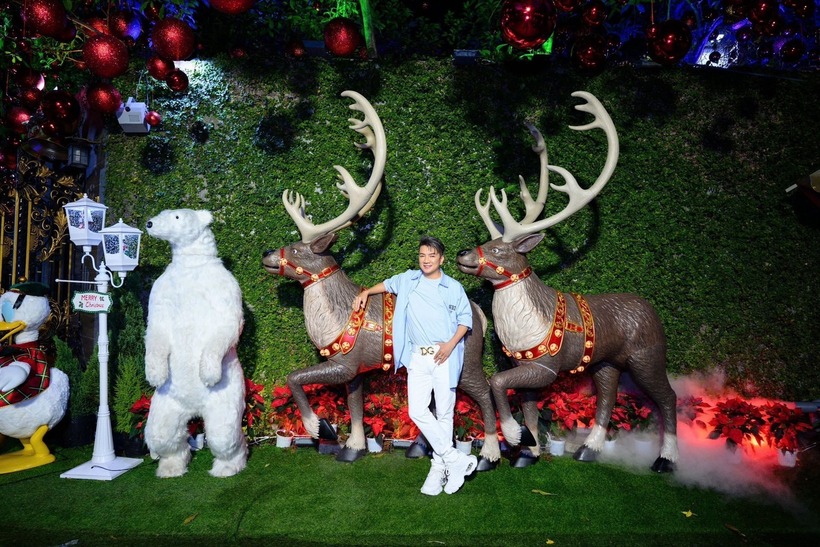 Hàng năm, Đàm Vĩnh Hưng đều trang trí ngôi nhà cũ đón Giáng sinh, mời fan đến chụp hình. Ảnh: Tiền Phong