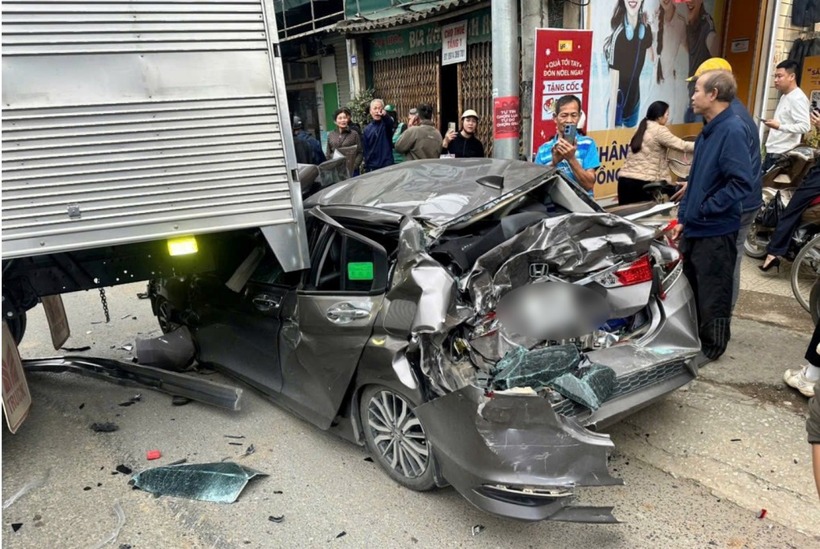 Xe Honda 5 chỗ vỡ nát sau cú tông của xe đầu kéo. (Ảnh: VnExpress)