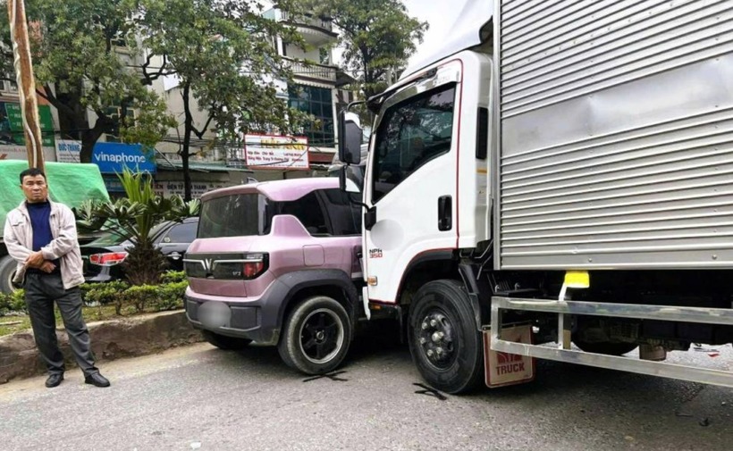 Xe tải tông thêm hai xe con khác tại khu vực chờ đèn đỏ. (Ảnh: VnExpress)