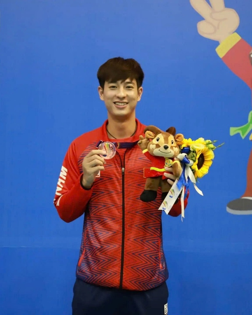 Thông tin về vận động viên sinh năm 1996 sau đó được lan truyền rộng rãi trên mạng xã hội. Điều thú vị là đây không phải lần đầu tiên Hồng Nam gây sốt: anh từng "lên báo Thái" từ năm 2015 nhờ cả vẻ ngoài nổi bật lẫn thành tích thi đấu ấn tượng của mình.