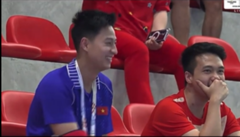 Phạm Hồng Nam trở thành "hiện tượng" trên khán đài SEA Games 33 tại Thái Lan, thu hút sự chú ý đặc biệt từ người hâm mộ nước chủ nhà. Hot boy cầu lông người Việt này đã vô tình trở thành tâm điểm săn đón khi xuất hiện cổ vũ đồng đội. Nhiều fan Thái Lan đã nhanh chóng chụp ảnh và tìm kiếm thông tin về chàng trai sở hữu ngoại hình "nam thần" này.