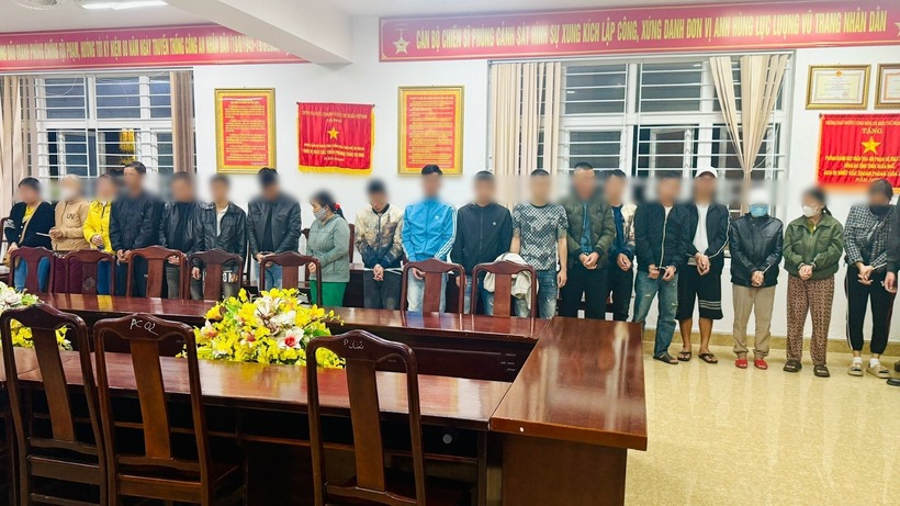 Các đối tượng tại cơ quan công an. Ảnh: Công lý