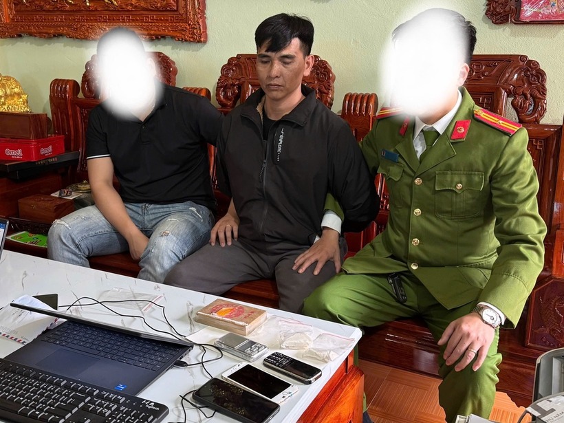 Đối tượng bị bắt giữ để điều tra hành vi mua bán trái phép chất ma túy. Ảnh: Bộ Công an