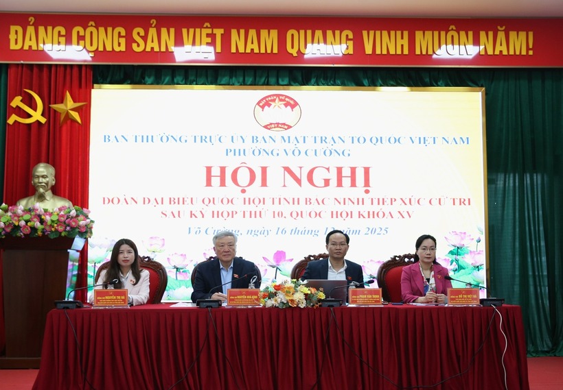 Phó Thủ tướng Thường trực Chính phủ Nguyễn Hòa Bình cùng Đoàn đại biểu Quốc hội tỉnh Bắc Ninh tiếp xúc cử tri phường Võ Cường sau Kỳ họp thứ 10, Quốc hội khóa XV (Ảnh: VGP).