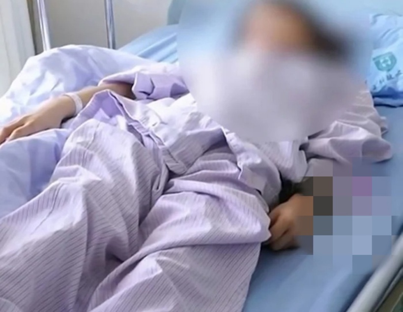 Xiaowen nhập viện trong tình trạng cơ thể mất kiểm soát, các chi ở một bên liên tục co giật, “nhảy múa” bất thường, đặc biệt trầm trọng vào ban đêm.