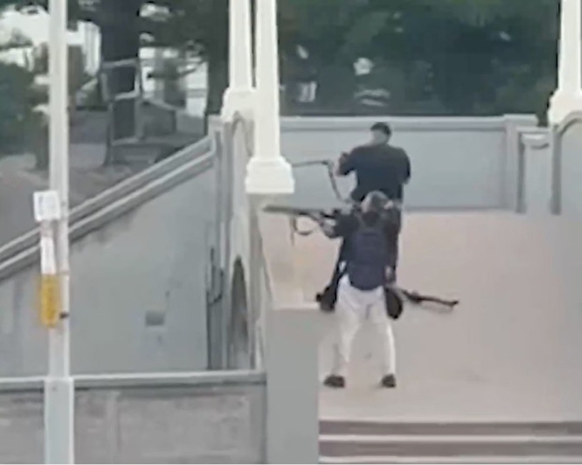 Hai nghi phạm trong vụ xả súng tại Australia ngày 14/12. Ảnh: Cắt từ video