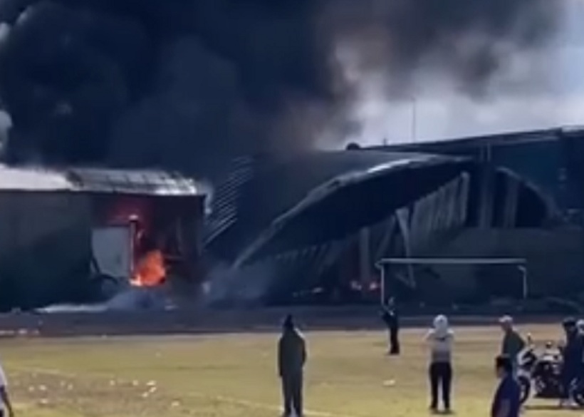 Hiện trường vụ rơi máy bay. Ảnh cắt từ clip