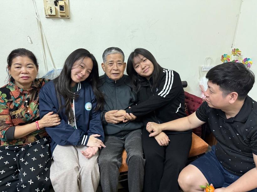 Cụ ông trở về nhà an toàn. Ảnh: Phụ nữ TP.HCM.