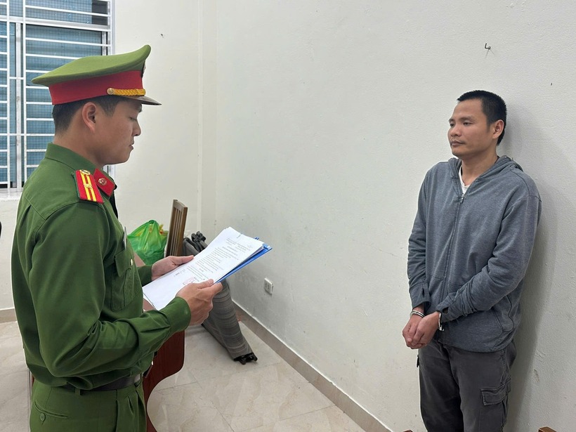 Công an TP Đà Nẵng tống đạt quyết định khởi tố bị can, bắt tạm giam đối với Nguyễn Văn Nghĩa. Ảnh: Công an TP Đà Nẵng.