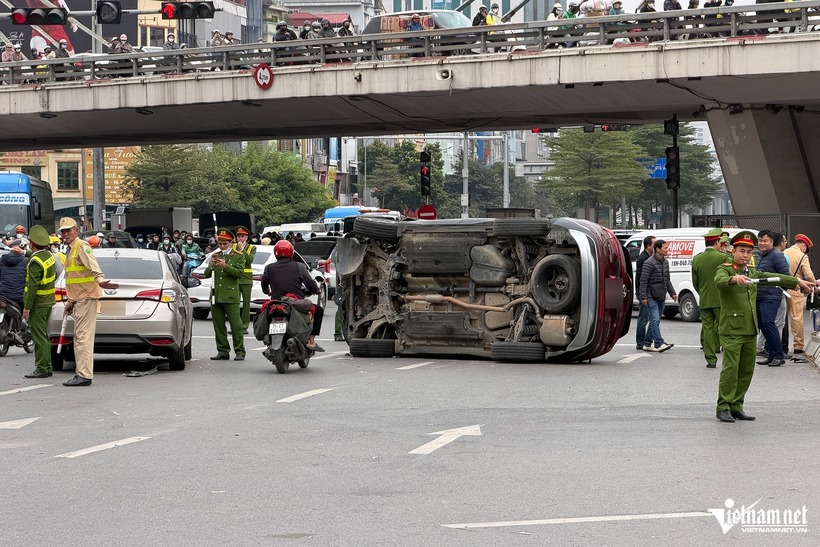 Sau cú va chạm mạnh, ô tô mang BKS 30H-158.XX bị lật nghiêng, bung 2 túi khí và hư hỏng nặng. Ảnh: Vietnamnet