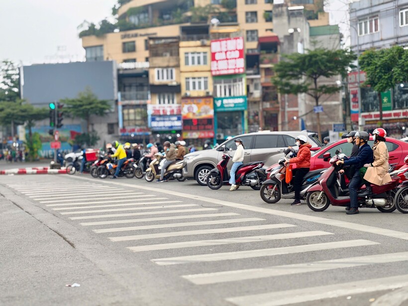Hình ảnh người tham gia giao thông chấp hành dừng chờ đèn đỏ nghiêm túc sáng 17/12 tại Ô Chợ Dừa.