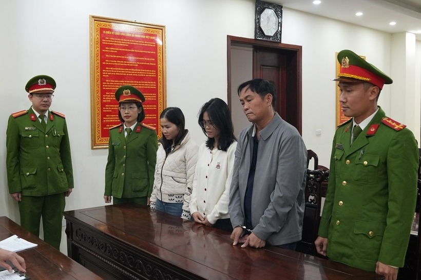 Vũ Sơn và 2 kế toán tại cơ quan cảnh sát điều tra. Ảnh: Công an Nghệ An