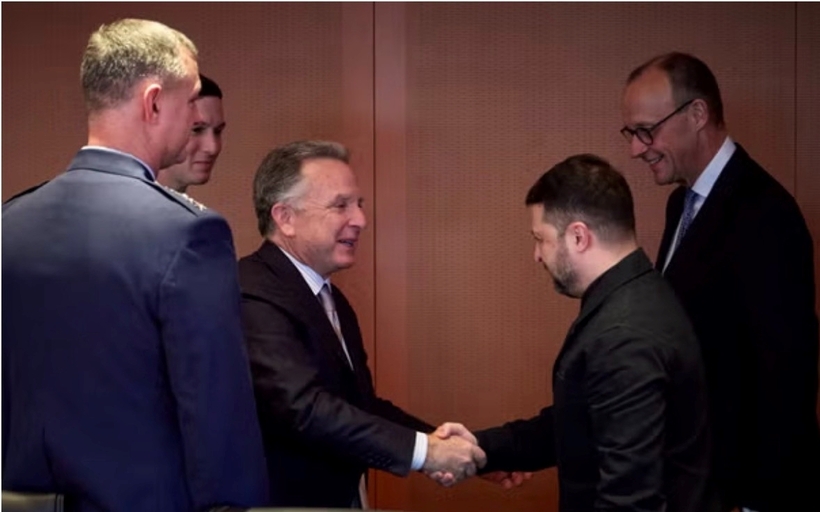 Đặc phái viên Mỹ Witkoff bắt tay Tổng thống Ukraine Zelensky. Ảnh: VietNamNet