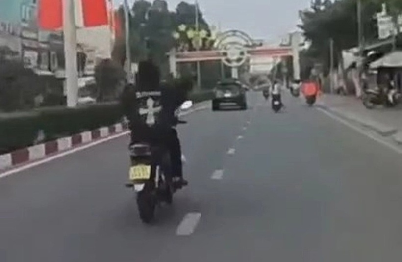Thanh niên buông thả hai tay, lạng lách khi chạy xe máy trên đường. Ảnh: Báo Tuổi trẻ.