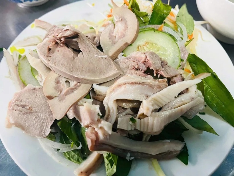 Các loại thực phẩm giàu purin như thịt, gia cầm, cá và nội tạng động vật là những thực phẩm quan trọng nhất cần tránh để phòng ngừa sỏi thận.