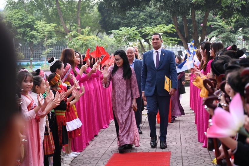 Thụy Điển trao tặng 400 mũ bảo hiểm cho học sinh trường Tiểu học Trung Yên&nbsp; - 2