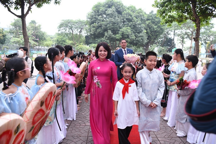 Thụy Điển trao tặng 400 mũ bảo hiểm cho học sinh trường Tiểu học Trung Yên&nbsp; - 4