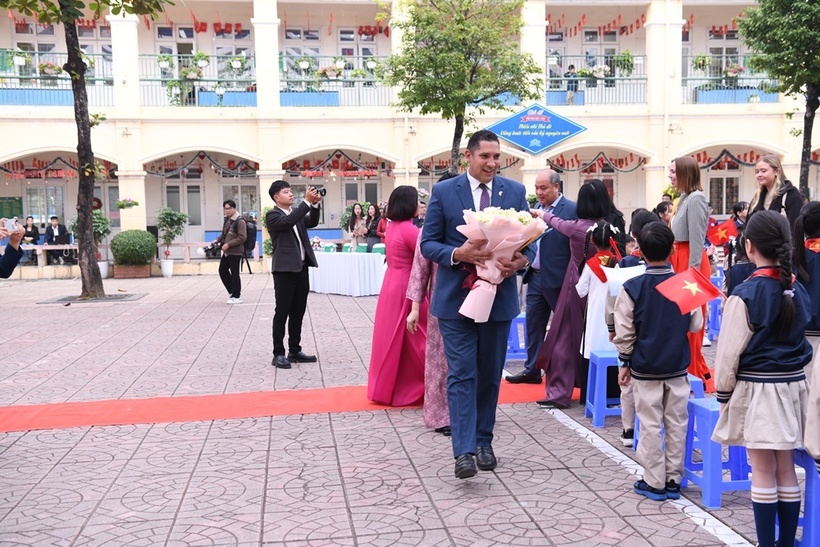 Thụy Điển trao tặng 400 mũ bảo hiểm cho học sinh trường Tiểu học Trung Yên&nbsp; - 5