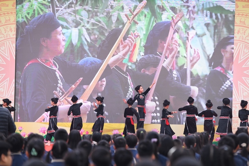 Thụy Điển trao tặng 400 mũ bảo hiểm cho học sinh trường Tiểu học Trung Yên&nbsp; - 17