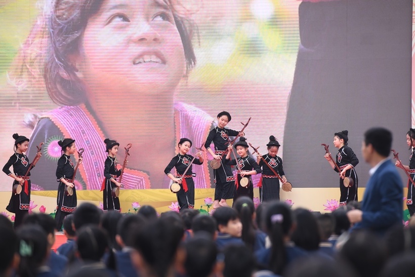 Thụy Điển trao tặng 400 mũ bảo hiểm cho học sinh trường Tiểu học Trung Yên&nbsp; - 16