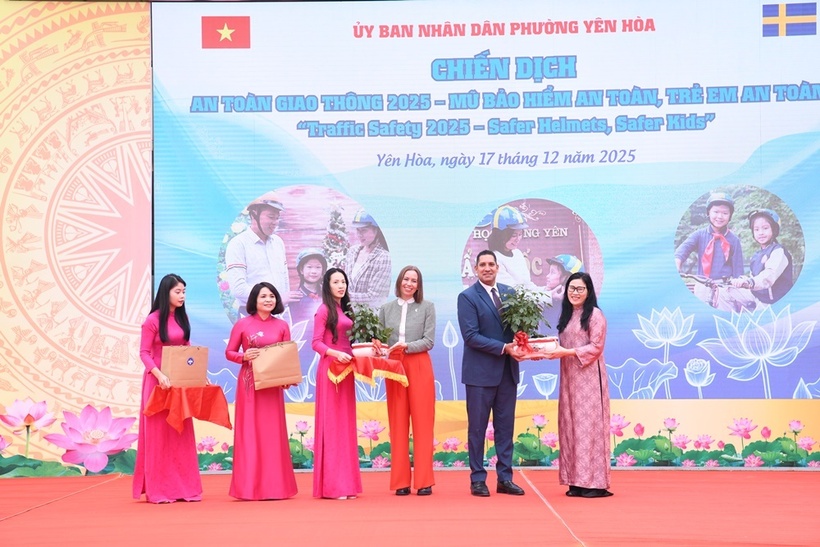 Thụy Điển trao tặng 400 mũ bảo hiểm cho học sinh trường Tiểu học Trung Yên&nbsp; - 7
