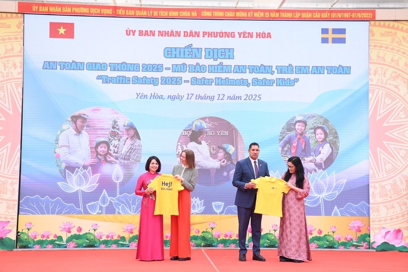 Thụy Điển trao tặng 400 mũ bảo hiểm cho học sinh trường Tiểu học Trung Yên&nbsp; - 6