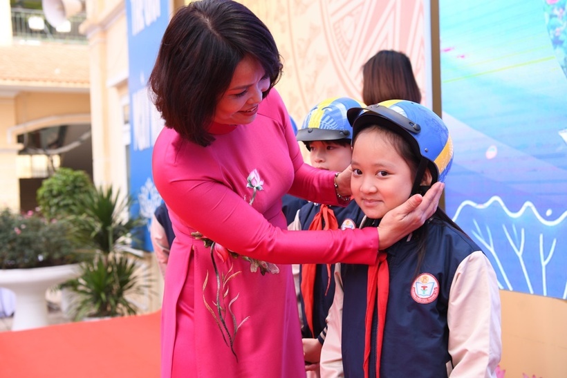 Thụy Điển trao tặng 400 mũ bảo hiểm cho học sinh trường Tiểu học Trung Yên&nbsp; - 8